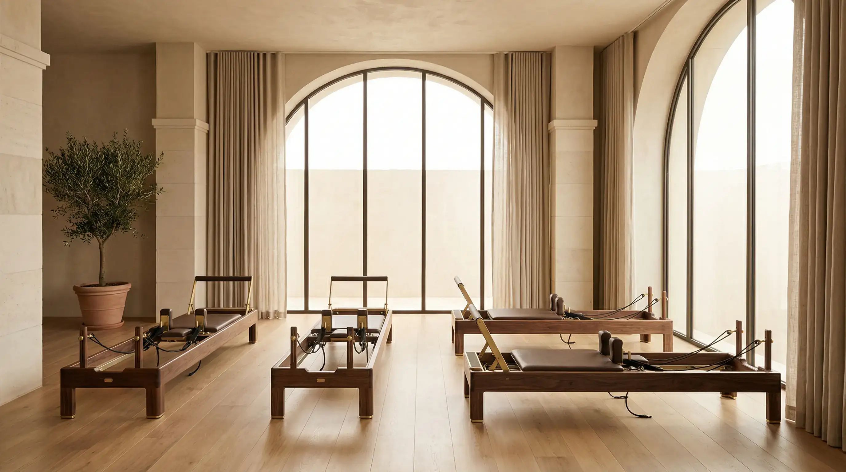 Intérieur luxueux du studio Solo Reformer Club avec Reformers Pilates et lumière naturelle